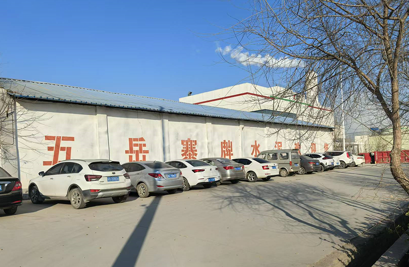 公司大门东